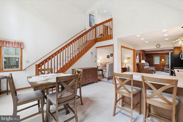15 HAZARD RUN RD, Lake Harmony, PA 18624
