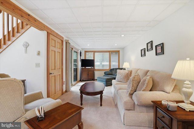 15 HAZARD RUN RD, Lake Harmony, PA 18624
