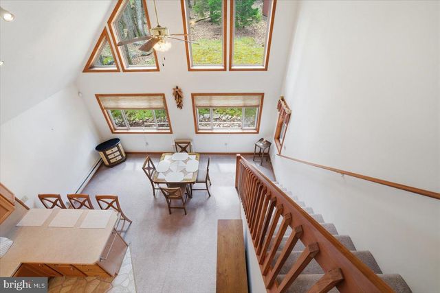15 HAZARD RUN RD, Lake Harmony, PA 18624