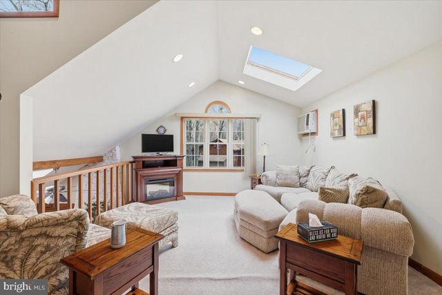 15 HAZARD RUN RD, Lake Harmony, PA 18624