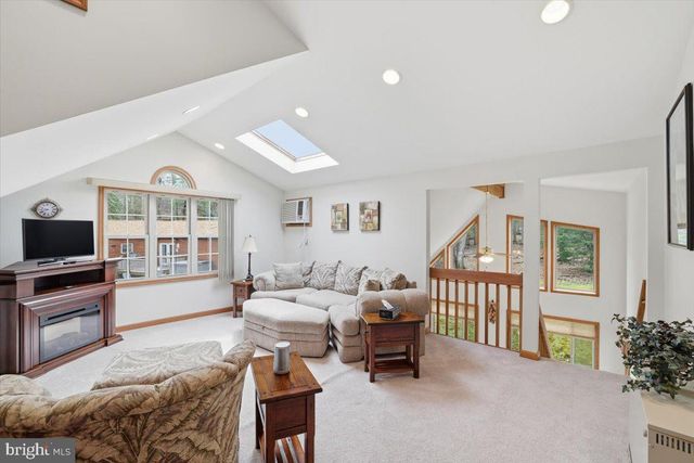 15 HAZARD RUN RD, Lake Harmony, PA 18624