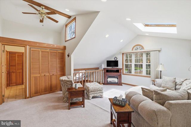 15 HAZARD RUN RD, Lake Harmony, PA 18624