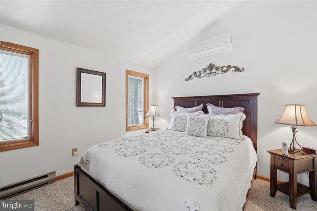 15 HAZARD RUN RD, Lake Harmony, PA 18624