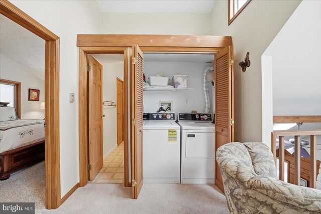 15 HAZARD RUN RD, Lake Harmony, PA 18624