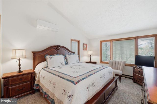15 HAZARD RUN RD, Lake Harmony, PA 18624