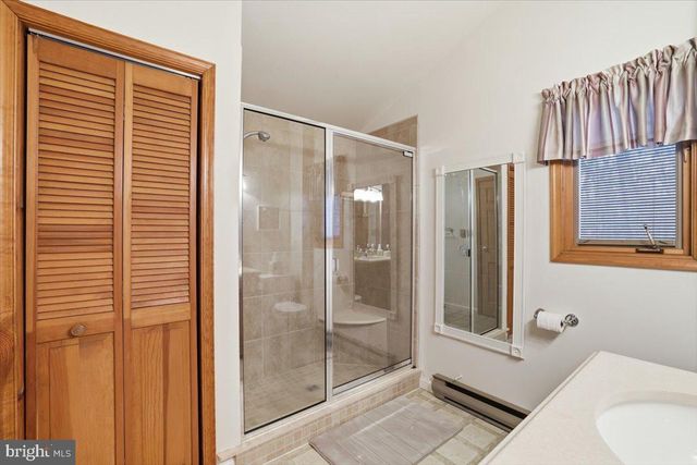 15 HAZARD RUN RD, Lake Harmony, PA 18624