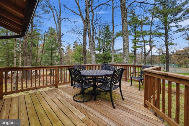 15 HAZARD RUN RD, Lake Harmony, PA 18624