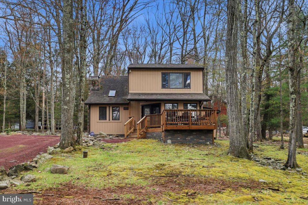 15 HAZARD RUN RD, Lake Harmony, PA 18624