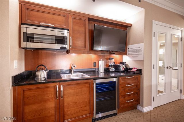 135 East HARMON Avenue 1017, Las Vegas, NV 89109