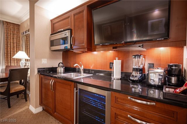 135 East HARMON Avenue 1017, Las Vegas, NV 89109