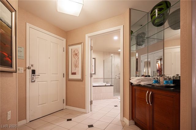 135 East HARMON Avenue 1017, Las Vegas, NV 89109