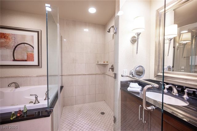 135 East HARMON Avenue 1017, Las Vegas, NV 89109