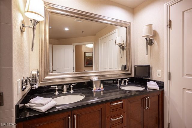 135 East HARMON Avenue 1017, Las Vegas, NV 89109