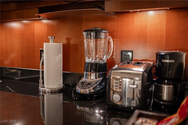 135 East HARMON Avenue 1017, Las Vegas, NV 89109