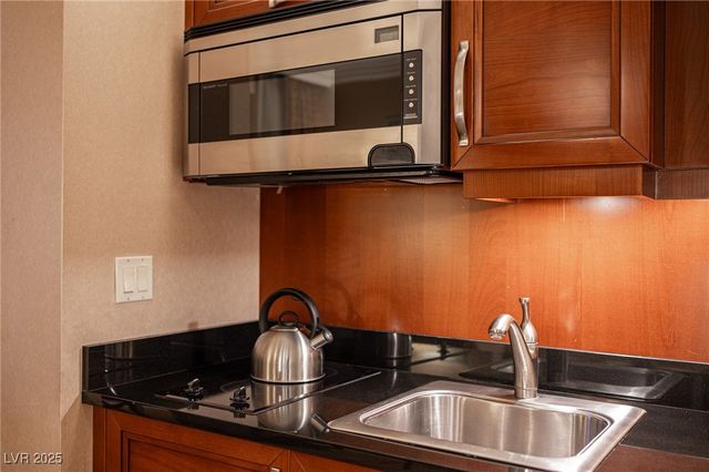 135 East HARMON Avenue 1017, Las Vegas, NV 89109