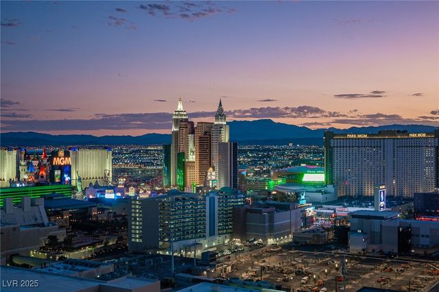 135 East HARMON Avenue 1017, Las Vegas, NV 89109