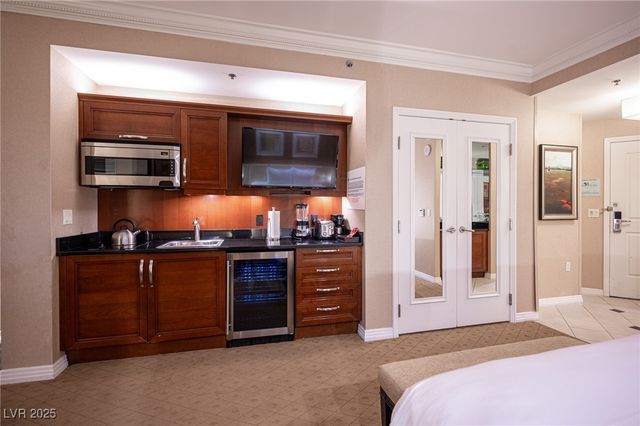 135 East HARMON Avenue 1017, Las Vegas, NV 89109