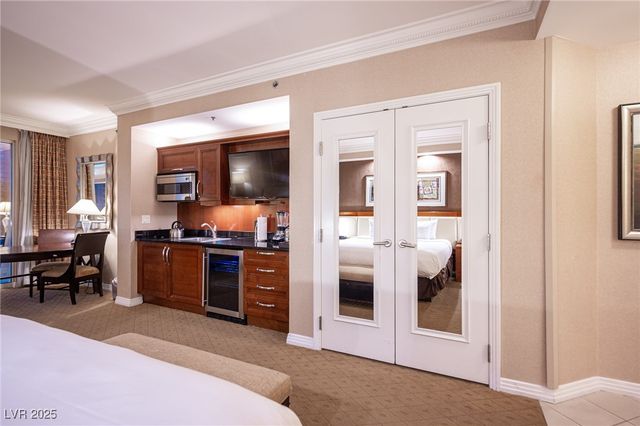 135 East HARMON Avenue 1017, Las Vegas, NV 89109