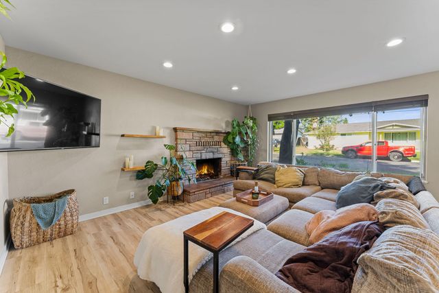 922 SW Spruce Street, Grants Pass, OR 97526