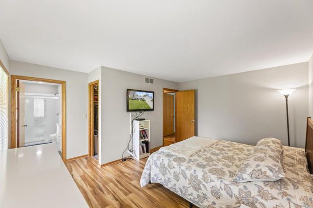 9906 Concord DRIVE, Mequon, WI 53097