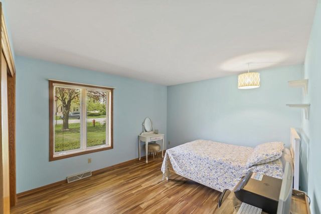 9906 Concord DRIVE, Mequon, WI 53097