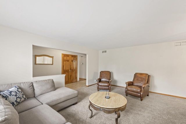 9906 Concord DRIVE, Mequon, WI 53097