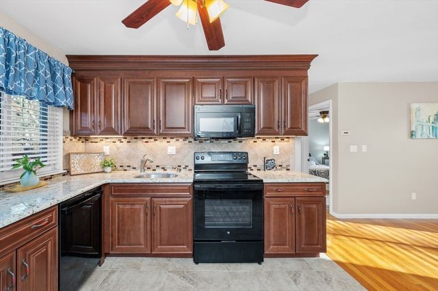 33 Jacqueline Rd D, Waltham, MA 02452