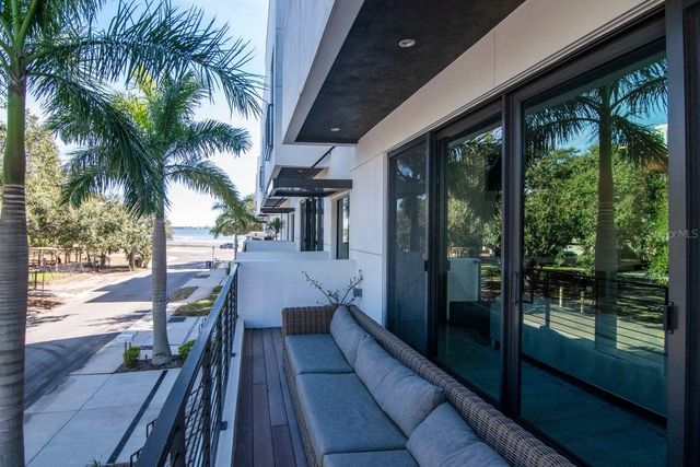 2810 W BARCELONA STREET, Tampa, FL 33629