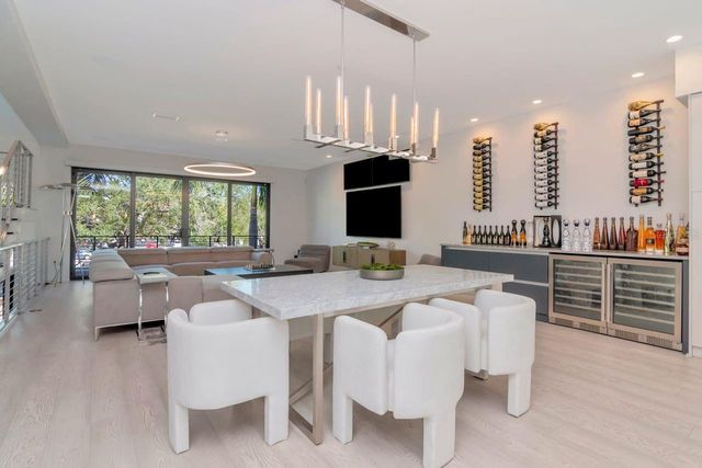 2810 W BARCELONA STREET, Tampa, FL 33629