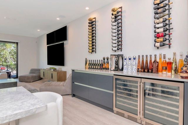 2810 W BARCELONA STREET, Tampa, FL 33629