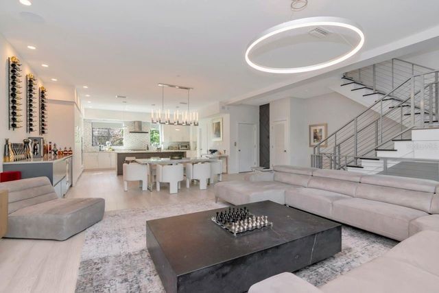 2810 W BARCELONA STREET, Tampa, FL 33629