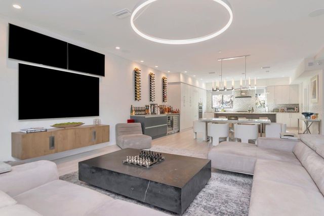 2810 W BARCELONA STREET, Tampa, FL 33629