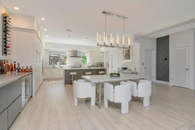 2810 W BARCELONA STREET, Tampa, FL 33629