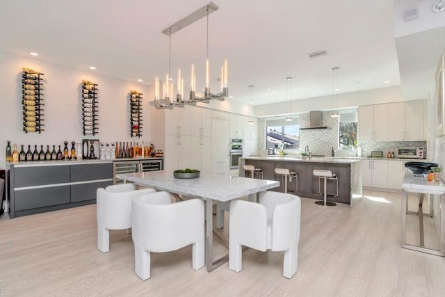 2810 W BARCELONA STREET, Tampa, FL 33629