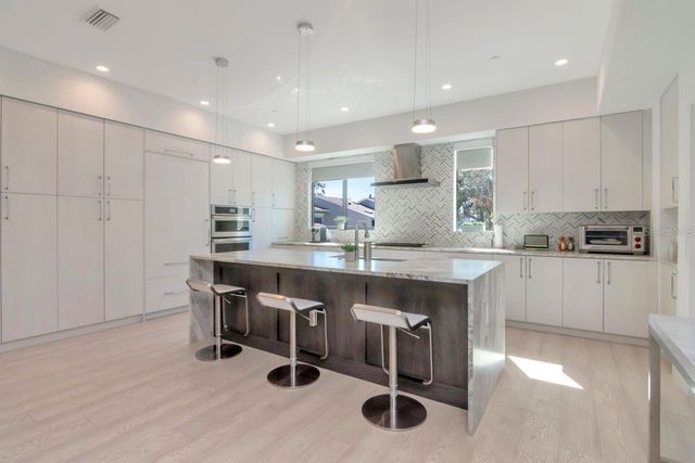 2810 W BARCELONA STREET, Tampa, FL 33629