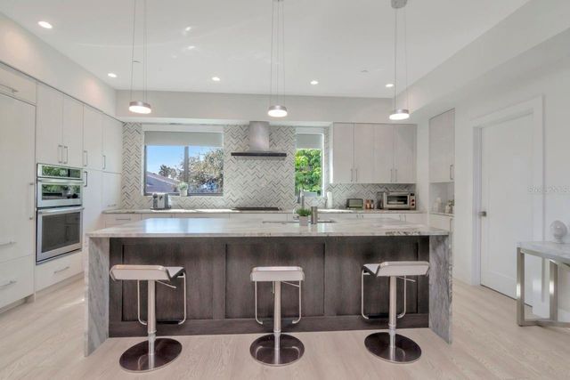 2810 W BARCELONA STREET, Tampa, FL 33629