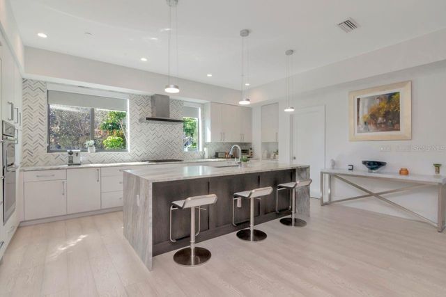 2810 W BARCELONA STREET, Tampa, FL 33629