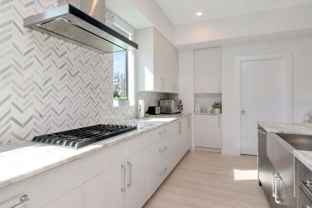 2810 W BARCELONA STREET, Tampa, FL 33629