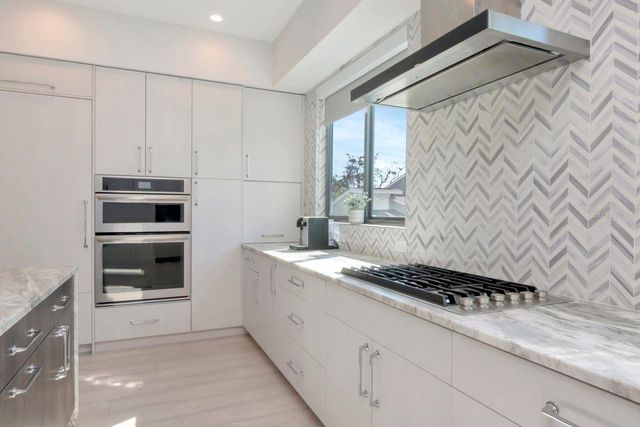 2810 W BARCELONA STREET, Tampa, FL 33629