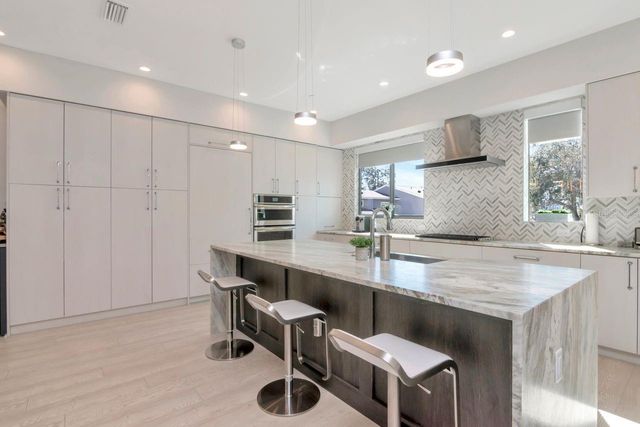 2810 W BARCELONA STREET, Tampa, FL 33629