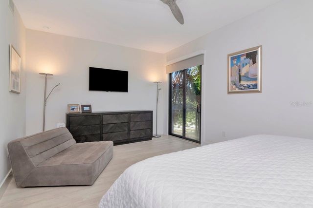 2810 W BARCELONA STREET, Tampa, FL 33629