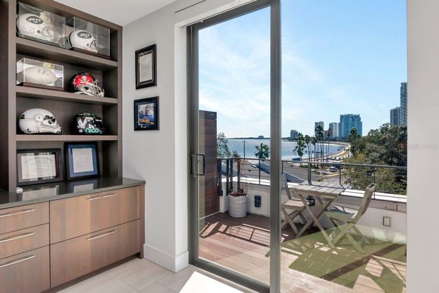 2810 W BARCELONA STREET, Tampa, FL 33629