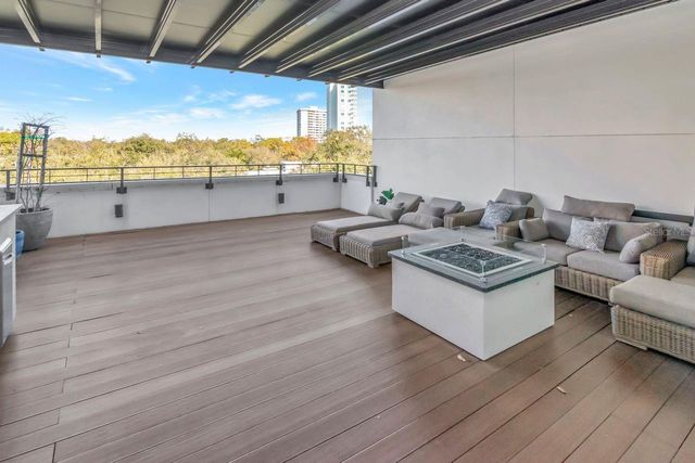 2810 W BARCELONA STREET, Tampa, FL 33629