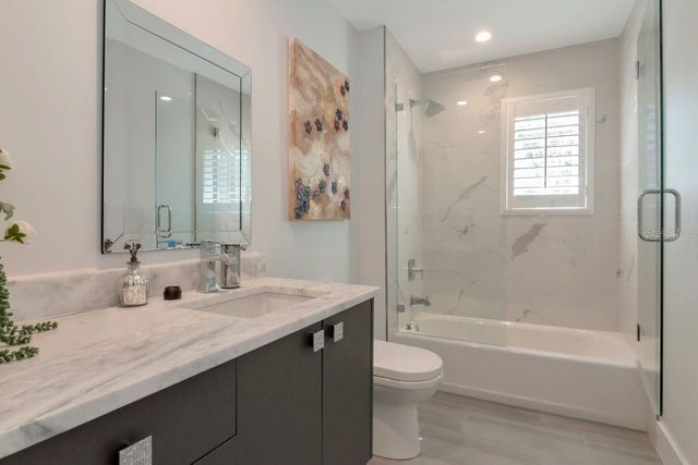 2810 W BARCELONA STREET, Tampa, FL 33629