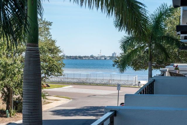 2810 W BARCELONA STREET, Tampa, FL 33629