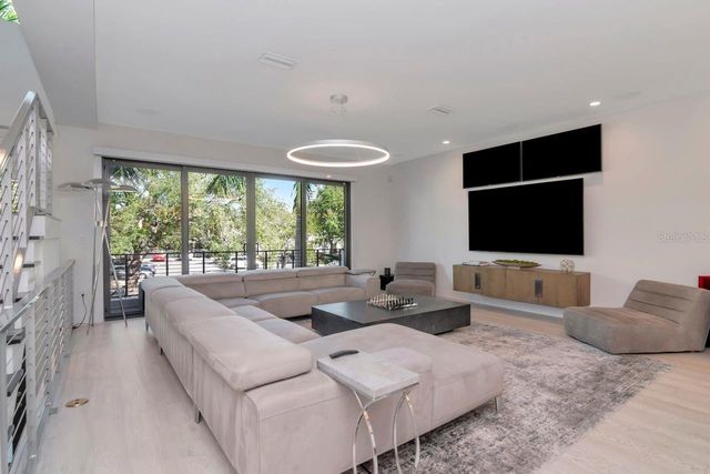 2810 W BARCELONA STREET, Tampa, FL 33629