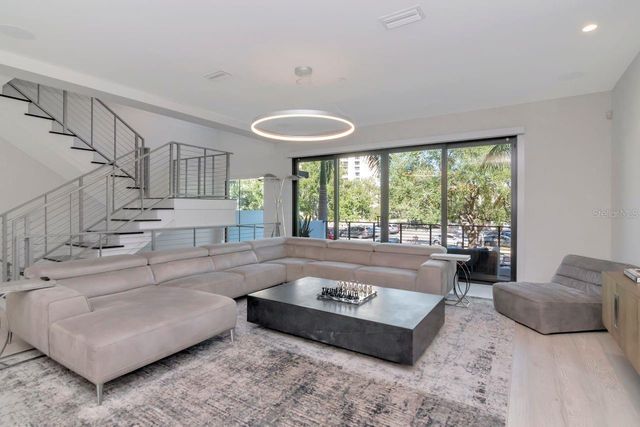 2810 W BARCELONA STREET, Tampa, FL 33629