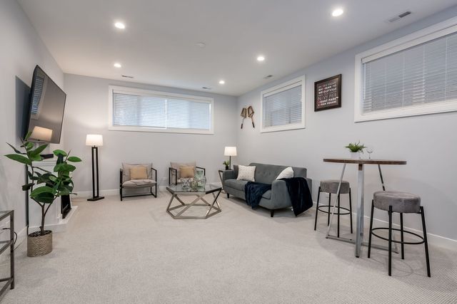 3340 N LAWNDALE Avenue 1S, Chicago, IL 60618