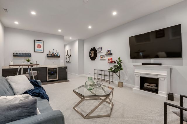 3340 N LAWNDALE Avenue 1S, Chicago, IL 60618