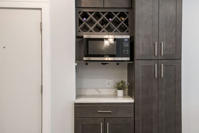 3340 N LAWNDALE Avenue 1S, Chicago, IL 60618